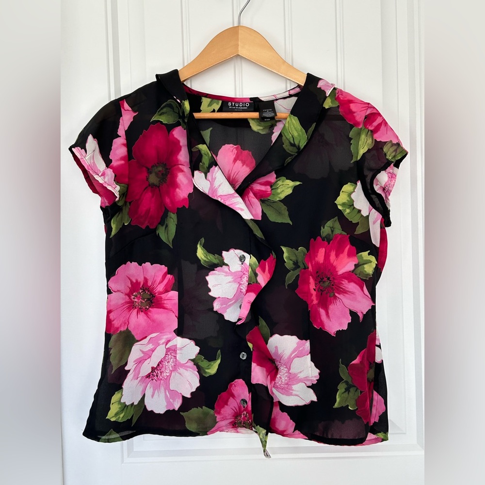 Studio by Liz Claiborne Petite size 8 short-sleeved blouse